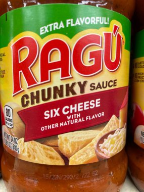 Evans, Ga USA - 117 17 21: marketin rafındaki spagetti sosu