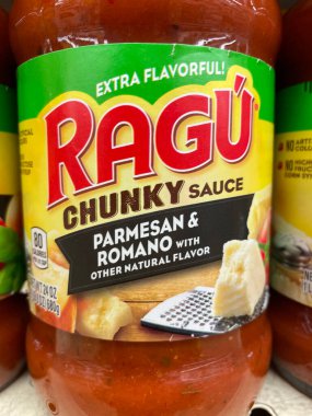 Evans, Ga USA - 117 17 21: marketin rafındaki spagetti sosu