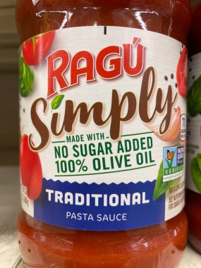 Evans, Ga USA - 117 17 21: marketin rafındaki spagetti sosu