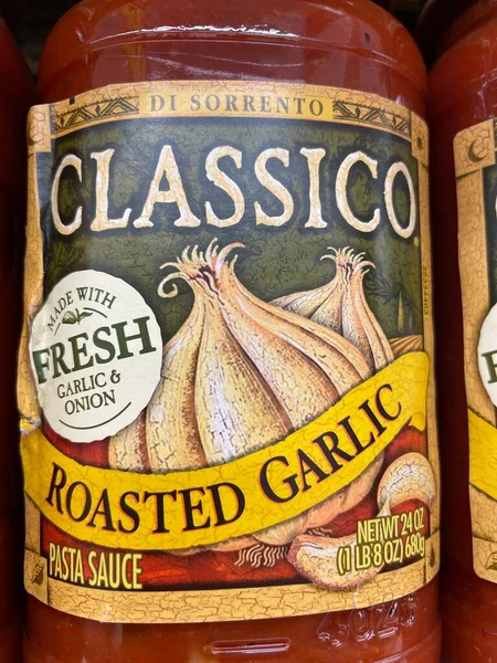 Evans, Ga USA - 117 17 21: marketin rafındaki spagetti sosu