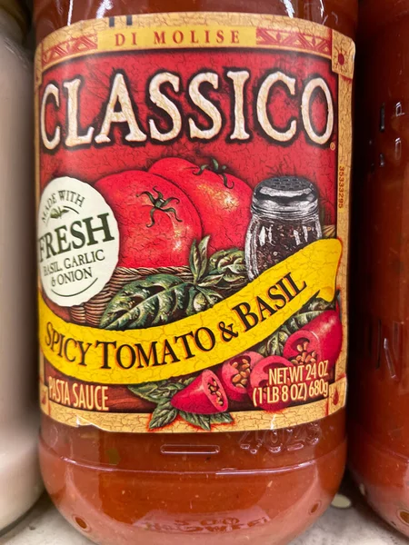 Evans, Ga USA - 117 17 21: marketin rafındaki spagetti sosu