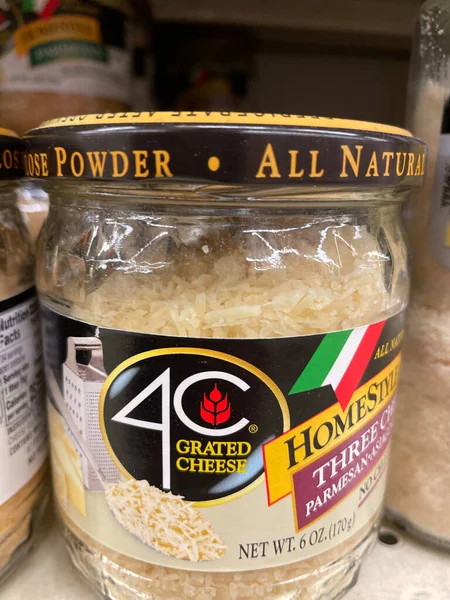 Evans, Ga USA - 117 17 21: marketin rafındaki spagetti sosu