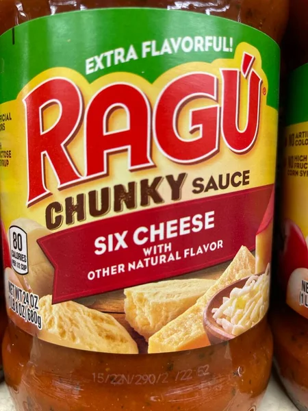 Evans, Ga USA - 117 17 21: marketin rafındaki spagetti sosu