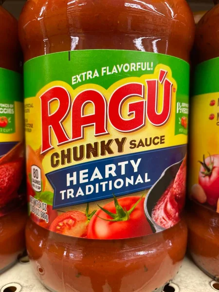 Evans, Ga USA - 117 17 21: marketin rafındaki spagetti sosu