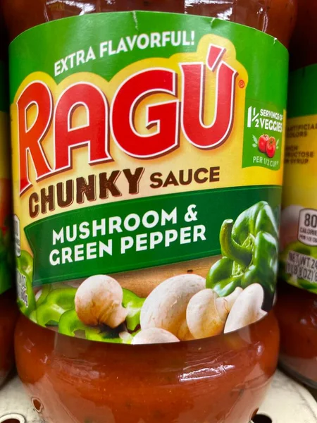 Evans, Ga USA - 117 17 21: marketin rafındaki spagetti sosu