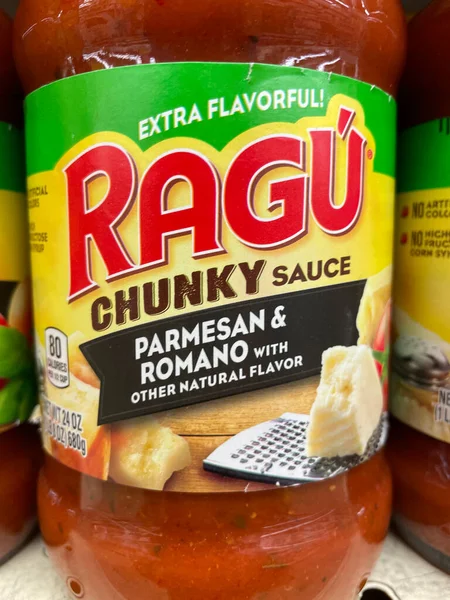 Evans, Ga USA - 117 17 21: marketin rafındaki spagetti sosu