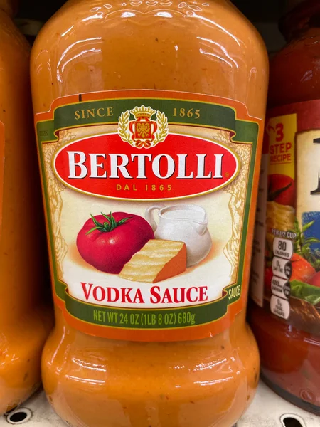 Evans, Ga USA - 117 17 21: marketin rafındaki spagetti sosu