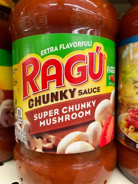 Evans, Ga USA - 117 17 21: marketin rafındaki spagetti sosu