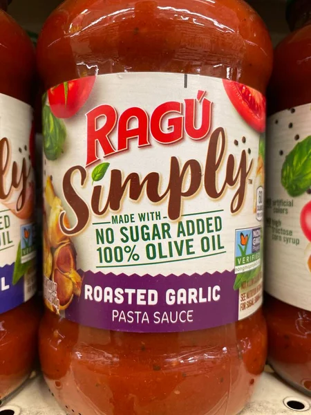 Evans, Ga USA - 117 17 21: marketin rafındaki spagetti sosu