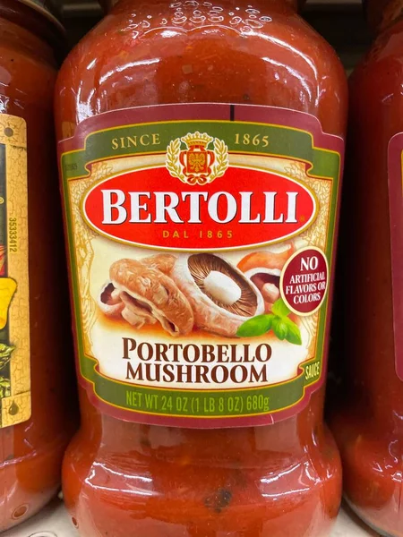 Evans, Ga USA - 117 17 21: marketin rafındaki spagetti sosu