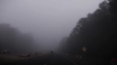 Gürcistan 'ın kırsal kesimlerinde sisli bir sabahta kırsal bir otoyolda araba süren POV FPV