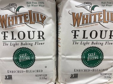 Evans, Ga USA - 12: 15 21: Perakende bakkalda ürünler pişirme