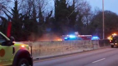 Atlanta, Ga USA - 12: 20 Eyaletler arası şiddetli bir kaza 20 beton bariyer yıkıldı hiç kayıp yok I-20 Batı 'da acil durum şeridinde uygunsuz bir geçiş yapan bir sürücü Atlanta eyaletleri arası tüm yolları kapatan ciddi bir kazaya yol açtı