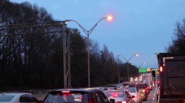 Atlanta, Ga USA - 12: 20 Eyaletler arası şiddetli bir kaza 20 beton bariyer yıkıldı hiç kayıp yok I-20 Batı 'da acil durum şeridinde uygunsuz bir geçiş yapan bir sürücü Atlanta eyaletleri arası tüm yolları kapatan ciddi bir kazaya yol açtı