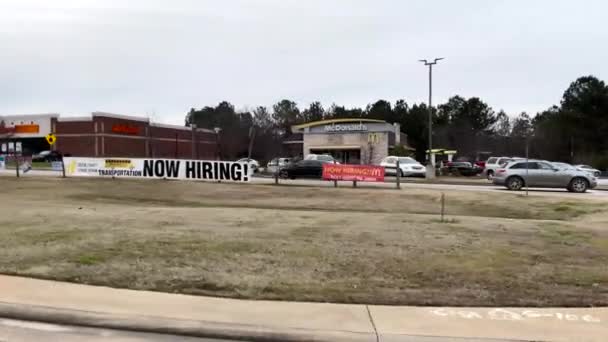 Greene County Usa Гигантский Баннер Now Hiring Заборе Mcdonalds Заднем — стоковое видео