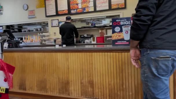 Greensboro Usa Zaxbys Restaurante Main Street Personas Dentro Trabajadores Comedor — Vídeo de stock
