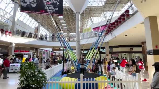 Augusta Usa Augusta Mall Belső Ünnepek Gyerekek Lovaglás Bungee Swing — Stock videók