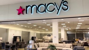 Augusta, Ga USA - 12. 04: Augusta Alışveriş Merkezi 'nin iç bayramları ve Macys girişleri