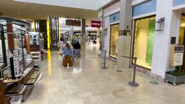 Augusta Usa Augusta Mall Interieur Vakantie Mensen Tieners Spelen Rond — Stockvideo