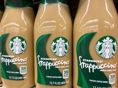 Evans, Ga USA - 12: 20 21: Bir perakende marketin rafında soğuk kahve enerji içecekleri