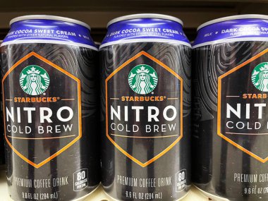 Evans, Ga USA - 12: 20 21: Bir perakende marketin rafında soğuk kahve enerji içecekleri