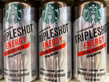 Evans, Ga USA - 12: 20 21: Bir perakende marketin rafında soğuk kahve enerji içecekleri