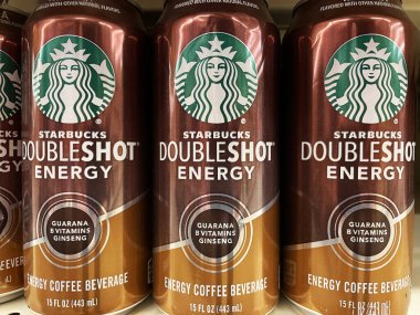 Evans, Ga USA - 12: 20 21: Bir perakende marketin rafında soğuk kahve enerji içecekleri