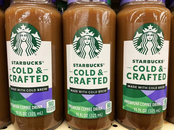 Evans, Ga USA - 12: 20 21: Bir perakende marketin rafında soğuk kahve enerji içecekleri