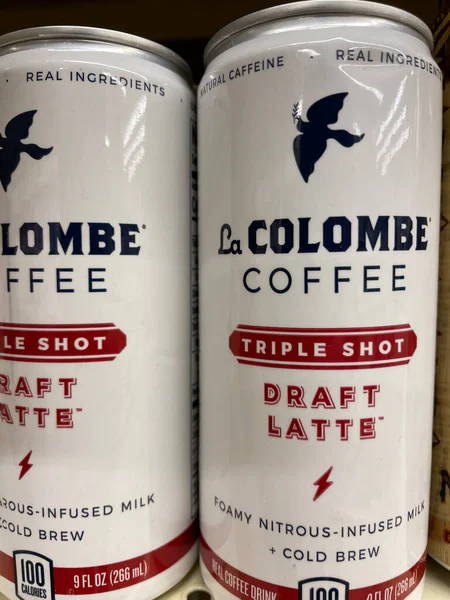 Evans, Ga USA - 12: 20 21: Bir perakende marketin rafında soğuk kahve enerji içecekleri