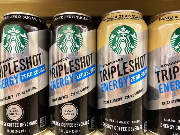 Evans, Ga USA - 12: 20 21: Bir perakende marketin rafında soğuk kahve enerji içecekleri