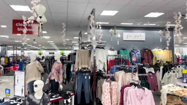 Evans Usa Belk Perakende Mağazası Bayram Kıyafetleri Insanların Giysileri Sırasında — Stok video