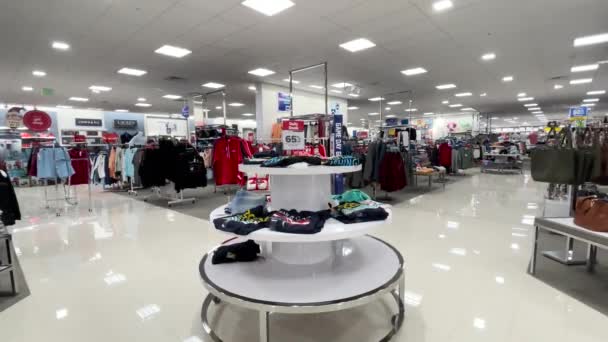 Evans Usa Belk Retail Store Interior Holidays Pan People Walkways — стоковое видео