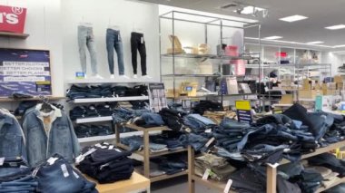 Evans, Ga USA - 12.03: Belk perakende mağazası iç kısmı Levis kot bölümünün bayramları sırasında