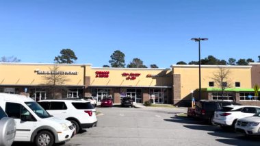Martinez, Ga USA - 12.23 Walmart Market 'in Pan' ı insanları inşa ediyor ve açık mavi gökyüzü var.