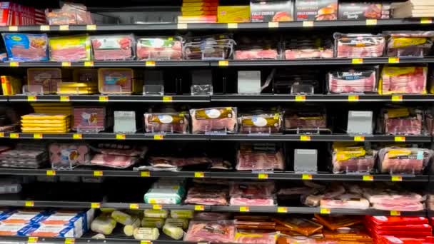 Martinez Usa Inredning Walmarts Livsmedelsbutik Med Köttvägg — Stockvideo