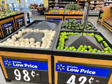 Martinez, Ga USA - 12. 23: Walmart perakende satış mağazası iç mekanı