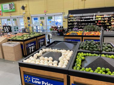 Martinez, Ga USA - 12. 23: Walmart perakende satış mağazası iç mekanı