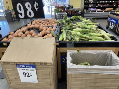 Martinez, Ga USA - 12. 23: Walmart perakende satış mağazası iç mekanı