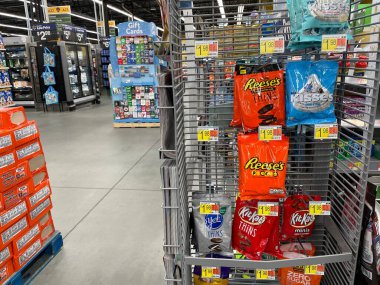 Martinez, Ga USA - 12. 23: Walmart perakende satış mağazası iç mekanı