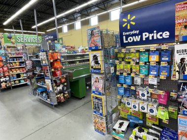 Martinez, Ga USA - 12. 23: Walmart perakende satış mağazası iç mekanı