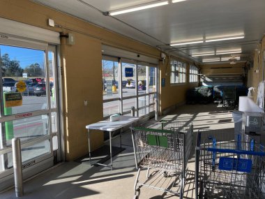 Martinez, Ga USA - 12. 23: Walmart perakende satış mağazası iç mekanı