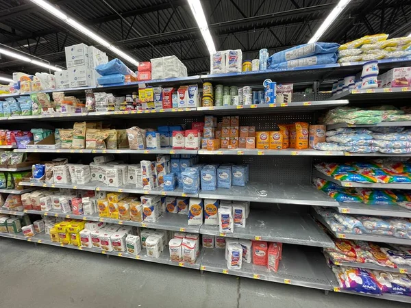 Martinez, Ga USA - 12. 23: Walmart perakende satış mağazası iç mekanı