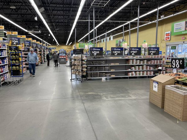 Martinez, Ga USA - 12 23 21: Интерьер продуктового магазина Walmart