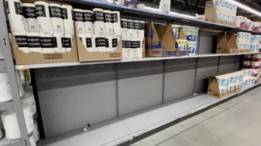 Martinez, Ga USA - 12: 23: Walmart perakende satış mağazası kağıt havlunun iç kaplaması stokta düşük