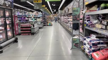 Martinez, Ga USA - 12: 23 Walmart perakende satış mağazası iç işleri mağaza koridoru