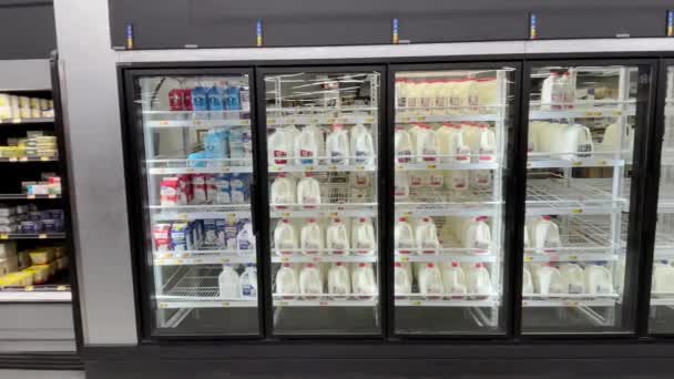 Martinez Usa Walmart Retail Grocery Store Interior Pan Low Milk — Stockvideo