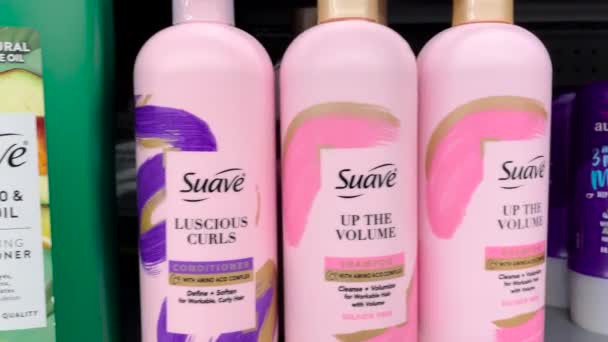 Martinez Usa Walmart Einzelhandelsgeschäft Innenpfanne Mit Suave Shampoo Ladenregal — Stockvideo