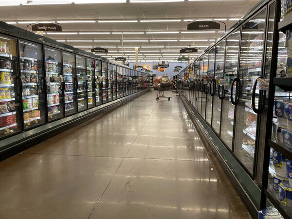 Martinez, Ga USA - 12 23 21: Интерьер магазина розничной торговли Kroger в канун Рождества на Колумбийской дороге