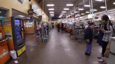 Martinez, Ga USA - 12: 23: Kroger perakende mağazası iç Noel arifesi Kolombiya Yolu çöpleri ve çıkış alanındaki insanlar