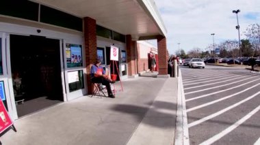 Martinez, Ga USA - 12: 23 Kroger perakende mağazası Kolombiya Yolu Kurtuluş Ordusu temsilcisi Noel arifesinde insanlara Mutlu Noeller diyor.